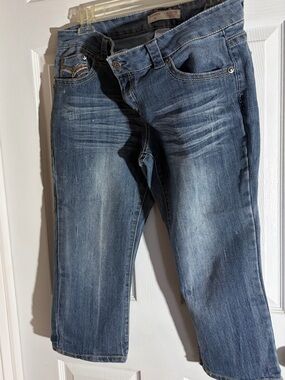 No Boundaries Mid Rise Women's medium Wash Cropped  Capri Jeans Inseam 20” Sz 15